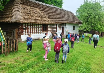 Dzieci na wycieczce do Skansenu